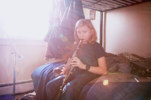 pige spiller på klarinet
